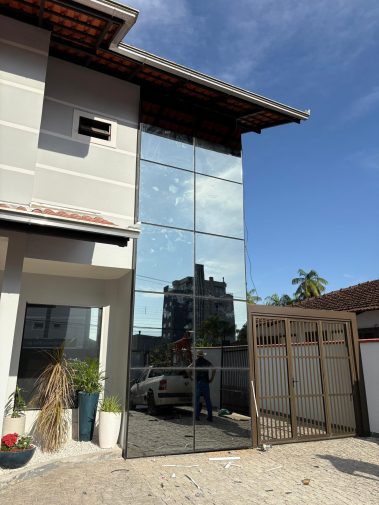 Fachada de Vidro Sob Medida – Projeto Residencial Joinville