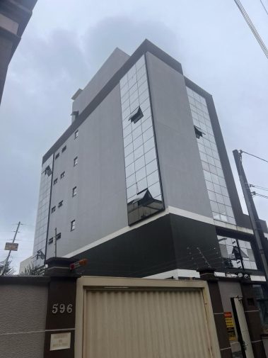 Fachada de Vidro Sob Medida – Projeto Residencial Joinville